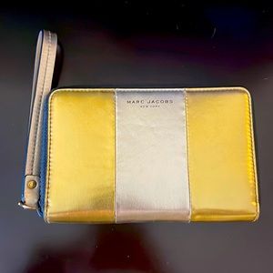 💛NWOT Marc Jacobs wristlet- gold and silver